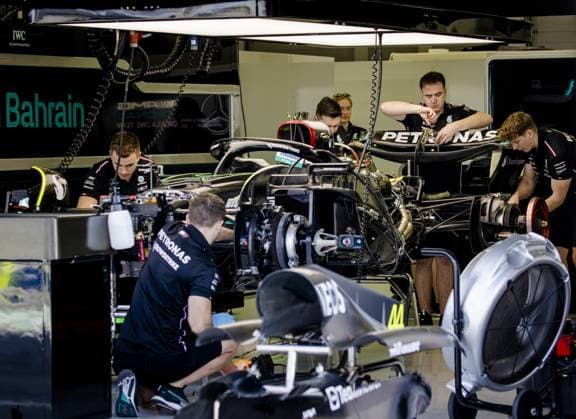 BAHRAIN - Engineers work on Lewis Hamilton s (Mercedes) car at the Bahrain International Circuit in the Sakhir desert region ahead of the Bahrain Grand Prix. ANP SEM VAN DER WAL xVIxANPxSportx xxANPxIVx 463970451 originalFilename: 463970451.jpg