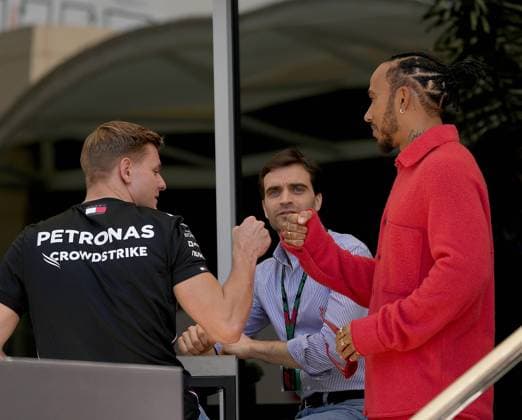 Sport Themen der Woche KW09 Sport Bilder des Tages Formula 1 Gulf Air Bahrain Grand Prix 2023 02.03.2023, Bahrain International Circuit, Sakhir, Formula 1 Gulf Air Bahrain Grand Prix 2023 ,im Bild Lewis Hamilton (GBR), Mercedes-AMG Petronas Formula One Team, Mercedes Testfahrer Mick Schumacher (DEU), Jerome d Ambrosio. *** Formula 1 Gulf Air Bahrain Grand Prix 2023 02 03 2023, Bahrain International Circuit, Sakhir, Formula 1 Gulf Air Bahrain Grand Prix 2023 ,in picture Lewis Hamilton GBR , Mercedes AMG Petronas Formula One Team, Mercedes test driver Mick Schumacher DEU , Jerome d Ambrosio nordphotoxGmbHx xBratic nph00250