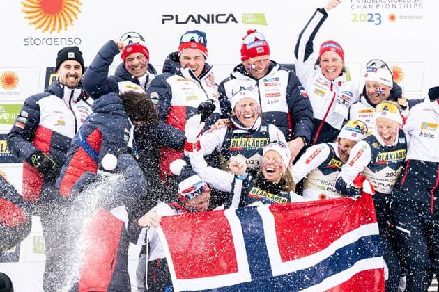 Bilder des Jahres 2023, Sport 03 März Sport Themen der Woche KW09 Sport Bilder des Tages 230302 Anne Kjersti Kalva, Ingvild Flygstad ostberg, Tiril Udnes Weng and Astrid Slind oyre of Norway celebrate with staff after winning gold in the Women s Cross Country Skiing 4 x 5km Relay during the FIS Nordic Ski World Championships on March 2, 2023 in Planica. Photo: Petter Arvidson BILDBYRAN kod PA PA0530 skidor cross-country skiing langrenn skid-vm 2023 fis nordic ski world championships bbeng fis nordic world ski championships vm ski-vm day 9 womens 4 x 5km relay stafett dam jubel *** 230302 Anne Kjersti Kalva, Ingvild Flygstad ostberg, Tiril Udnes Weng and Astrid Slind oyre of Norway celebrate with staff after winning gold in the Womens Cross Country Skiing 4 x 5km Relay during the FIS Nordic Ski World Championships on March 2, 2023 in Planica Photo Petter Arvidson BILDBYRAN code PA PA0530 skiing cross country skiing cross-country ski world championships 2023 fis nordic ski world championships bbeng fis nordic world ski championships world championships ski world championship day 9 womens 4 x 5km relay relay ladies jubel,  Copyright: PETTERxARVIDSON BB230302PA169