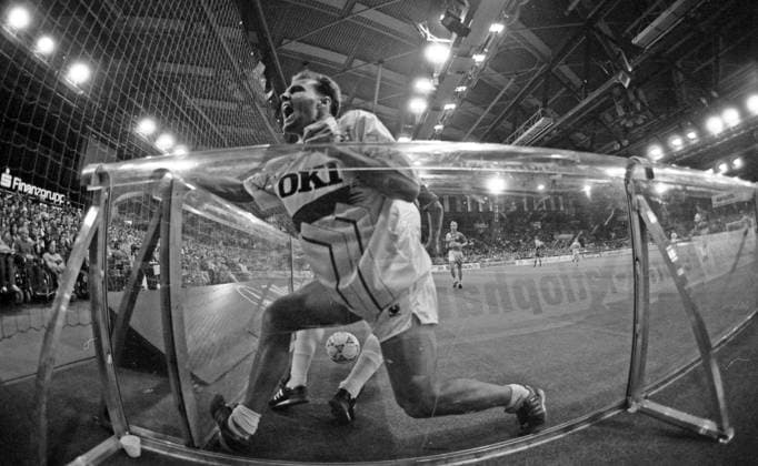 18.01.93 Hallen Masters Stuttgart Deutschland, Stuttgart, 18.01.1993, Fussball, Bundesliga, Hallen Masters Stuttgart: Marcus Marin (1. FC Kaiserslautern) Bande. *** 18 01 93 Hallen Masters Stuttgart Germany, Stuttgart, 18 01 1993, football, Bundesliga, Hallen Masters Stuttgart Marcus Marin 1 FC Kaiserslautern Bande