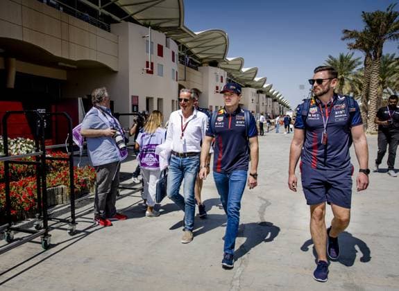 BAHRAIN - Max Verstappen (Red Bull Racing) arrives for the first free practice session at the Bahrain International Circuit in the desert region of Sakhir ahead of the Bahrain Grand Prix. ANP SEM VAN DER WAL xVIxANPxSportx xxANPxIVx 464052075 originalFilename: 464052075.jpg