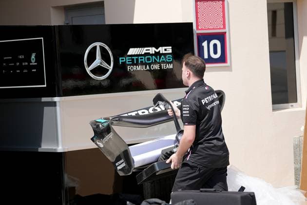 Formula 1 Gulf Air Bahrain Grand Prix 2023 03 03 2023, Bahrain International Circuit, Sakhir, Formula 1 Gulf Air Bahrain Grand Prix 2023 ,in picture A Mercedes machanic unpacks a new rear wing from nordphotoxGmbHx xBratic nph00250