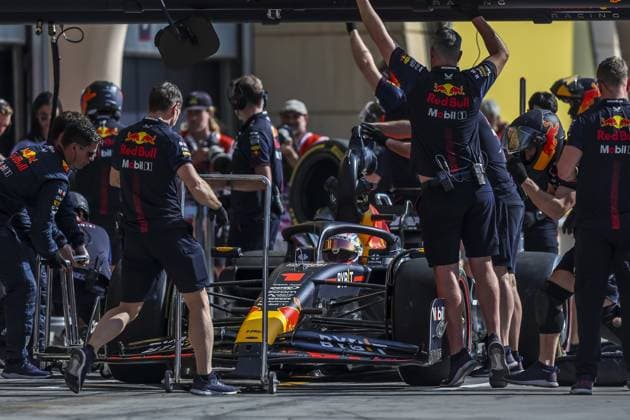 01 VERSTAPPEN Max (nld), Red Bull Racing RB19, action during the Formula 1 Gulf Air Bahrain Grand Prix 2023, 1st round of the 2023 FIA Formula One World Championship, WM, Weltmeisterschaft from March 2 3 to 5, 2023 on the Bahrain International Circuit, in Sakhir, Bahrain - F1 - BAHRAIN GRAND PRIX 2023 DPPI Panoramic  G0OD8340