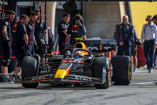 11 PEREZ Sergio (mex), Red Bull Racing RB19, action during the Formula 1 Gulf Air Bahrain Grand Prix 2023, 1st round of the 2023 FIA Formula One World Championship, WM, Weltmeisterschaft from March 2 3 to 5, 2023 on the Bahrain International Circuit, in Sakhir, Bahrain - F1 - BAHRAIN GRAND PRIX 2023 DPPI Panoramic  G0OD8060