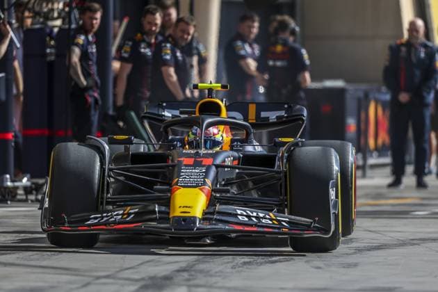 11 PEREZ Sergio (mex), Red Bull Racing RB19, action during the Formula 1 Gulf Air Bahrain Grand Prix 2023, 1st round of the 2023 FIA Formula One World Championship, WM, Weltmeisterschaft from March 2 3 to 5, 2023 on the Bahrain International Circuit, in Sakhir, Bahrain - F1 - BAHRAIN GRAND PRIX 2023 DPPI Panoramic  G0OD8064