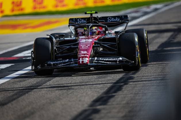 24 ZHOU Guanyu (chi), Alfa Romeo F1 Team Stake C43, action during the Formula 1 Gulf Air Bahrain Grand Prix 2023, 1st round of the 2023 FIA Formula One World Championship, WM, Weltmeisterschaft from March 2 to 5, 2023 on the Bahrain International Circuit, in Sakhir, Bahrain - F1 - BAHRAIN GRAND PRIX 2023 DPPI Panoramic  20230303_G0OD8537