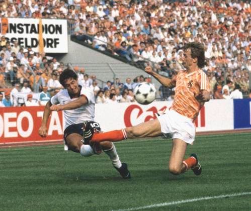 Fußball EM 1988 in Deutschland England - Niederlande 1:3 15.06.1988 in Düsseldorf Gary Lineker (ENG) flankt *** 1988 European Football Championship in Germany England Netherlands 1 3 15 06 1988 in Düsseldorf Gary Lineker ENG crosses HM