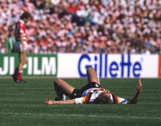 Fussball EM 1988 Deutschland - Dänemark 2:0 14.06.1988 in Gelsenkirchen Guido Buchwald liegt verletzt und blutend auf dem Raseb *** Football EM 1988 Germany Denmark 2 0 14 06 1988 in Gelsenkirchen Guido Buchwald lies injured and bleeding on the Raseb HM