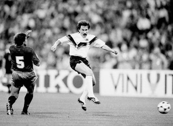 Europameisterschaft 1988: Deutschland - Spanien 2:0 17.06.1988 in München. Wolfram Wuttke (Deut.) schießt 5= Victor Munoz (ESP) *** European Championship 1988 Germany Spain 2 0 17 06 1988 in Munich Wolfram Wuttke Deut shoots 5 Victor Munoz ESP HM