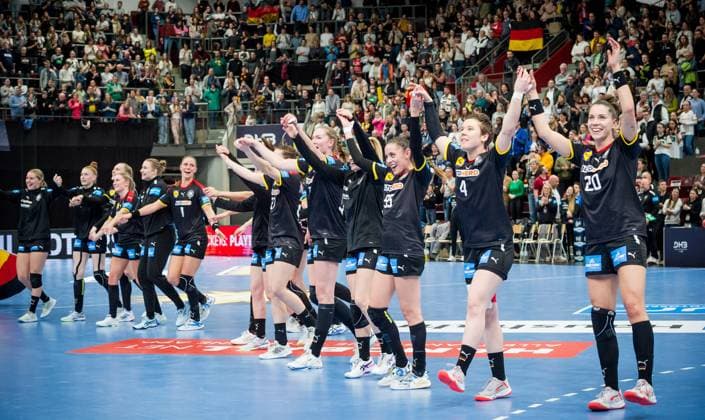 Sport Themen der Woche KW09 Sport Bilder des Tages Jubel Freude nach Heimsieg vorn re: Emily Boelk (Deutschland, 20) Alina Grijseels (Deutschland, 4) Johanna Stockschlaeder (Deutschland, 95) GER, Laenderspiel: Deutschland - Ungarn in Ludwigsburg (MHPArena), Handball, Laenderspiel, DHB, GER - HUN, Germany vs. Hungary, Frauen, 03.03.2023 Laenderspiel: Deutschland - Ungarn, Sport, Handball, Laenderspiel, DHB, GER - HUN, Germany vs. Hungary, Frauen, 03.03.2023 Ludwigsburg *** Jubilation joy after home victory in front re Emily Boelk Germany, 20 Alina Grijseels Germany, 4 Johanna Stockschlaeder Germany, 95 GER, Laenderspiel Germany Hungary in Ludwigsburg MHPArena , Sport, Handball, Laenderspiel, DHB, GER HUN, Germany vs Hungary, Women, 03 03 2023 Laenderspiel Germany Hungary, Sport, Handball, Laenderspiel, DHB, GER HUN, Germany vs Hungary, Women, 03 03 2023 Ludwigsburg Copyright: xSandyxDinkelackerx EP_SDR
