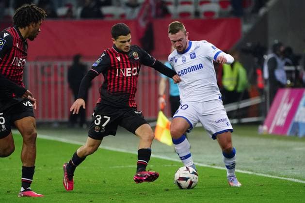 Fußball, OGC Nizza - AJ Auxerre GaÃ«tan Perrin (AJ Auxerre) - Reda Belahyane (OGC Nice) FOOTBALL : OGC Nice vs AJ Auxerre - Ligue 1 Ubereats - Nice - 03 03 2023 NorbertScanella Panoramic 