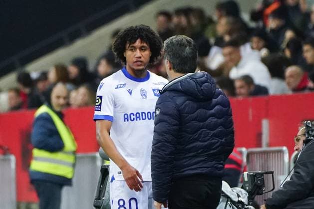 Fußball, OGC Nizza - AJ Auxerre Han Noah Massengo (Aj Auxerre) - Christophe Pelissier (entraineur de l AJ Auxerre) FOOTBALL : OGC Nice vs AJ Auxerre - Ligue 1 Ubereats - Nice - 03 03 2023 NorbertScanella Panoramic 