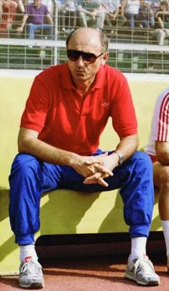 RECORD DATE NOT STATED Aus DFB Pokal 1. Runde Saison 1989 90 Hannover 96 - BV Borussia Mönchen Gladbach 0:3 am 19.08.1989. Im Foto: Han96 Trainer Slobodan Cendic *** From DFB Cup 1 round season 1989 90 Hannover 96 BV Borussia Mönchen Gladbach 0 3 on 19 08 1989 In photo Han96 coach Slobodan Cendic