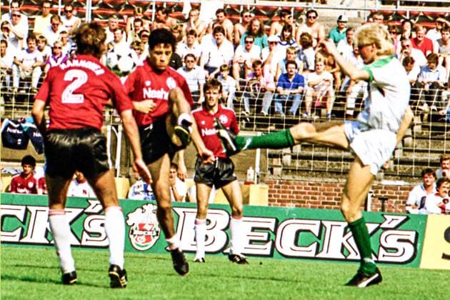 RECORD DATE NOT STATED Aus DFB Pokal 1. Runde Saison 1989 90 Hannover 96 - BV Borussia Mönchen Gladbach 0:3 am 19.08.1989. Im Foto: BV Spieler Stefan Effenberg gegen Nabil Maloul und Frank Pagelsdorf 2 *** From DFB Cup 1 round season 1989 90 Hannover 96 BV Borussia Mönchen Gladbach 0 3 on 19 08 1989 In photo BV player Stefan Effenberg against Nabil Maloul and Frank Pagelsdorf 2