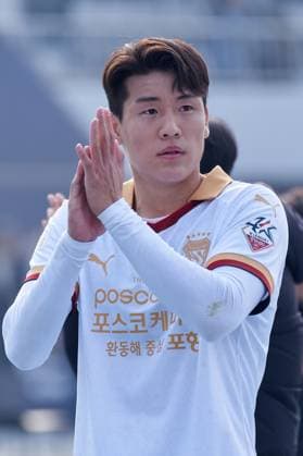 2023 K League 1 ( Suwon FC vs Pohang Steelers - 2023 03 04 ) SUWON, SOUTH KOREA, MAR 04: Lee Ho-jae of Pohang Steelers celebrates the 2-1 win against Suwon FC after the K League 1 match between Suwon FC and Pohang Steelers at the Suwon Sports Complex in Suwon, South Korea, on March 04, 2023. Suwon the Suwon Sports Complex South Korea 7763_268756 Copyright: xStevexChoxKyewoong PentaxPressx