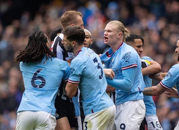 Bilder des Jahres 2023, Sport 03 März Sport Themen der Woche KW09 Sport Bilder des Tages Football - FA Premier League - Manchester City FC v Newcastle United FC MANCHESTER, ENGLAND - Saturday, March 4, 2023: Manchester City s Erling Haaland (R) clashes with Newcastle United s Dan Burn during the FA Premier League match between Manchester City FC and Newcastle United FC at the City of Manchester Stadium. MANCHESTER City of Manchester Stadium GREATER MANCHESTER ENGLAND  Copyright: xDavidxRawcliffex P2023-03-04-Man_City_Newcastle-68