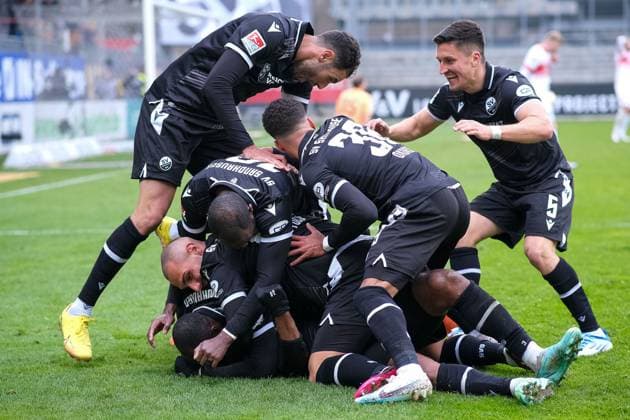 Sport Themen der Woche KW09 Franck Evina (SV Sandhausen, 38) bejubelt seinen Treffer Tor zum 1-1 mit seinen Mitspielern, SV Sandhausen vs. Holstein Kiel, Fussball, 2. Bundesliga, 23. Spieltag, Saison 2022 2023, 04.03.2023, DFL REGULATIONS PROHIBIT ANY USE OF PHOTOGRAPHS AS IMAGE SEQUENCES AND OR QUASI VIDEO SV Sandhausen vs. Holstein Kiel, Fussball, 2. Bundesliga, 23. Spieltag, Saison 2022 2023, 04.03.2023 Sandhausen *** Franck Evina SV Sandhausen, 38 celebrates his goal to 1 1 with his teammates, SV Sandhausen vs Holstein Kiel, Football, 2 Bundesliga, 23 Match Day, Season 2022 2023, 04 03 2023, DFL REGULATES PROHIBIT ANY USE OF PHOTOGRAPHS AS IMAGE SEQUENCES AND OR QUASI VIDEO SV Sandhausen vs Holstein Kiel, Football, 2 Bundesliga, 23 Match Day, Season 2022 2023, 04 03 2023 Sandhausen Copyright: xEibner-Pressefotox EP_EER