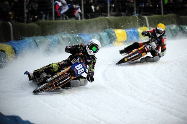 Bilder des Jahres 2023, Sport 03 März Max Niedermaier vor Markus Jell (beide Deutschland) - Ice Speedway for Europe 2023 in Berlin *** Max Niedermaier before Markus Jell both Germany Ice Speedway for Europe 2023 in Berlin