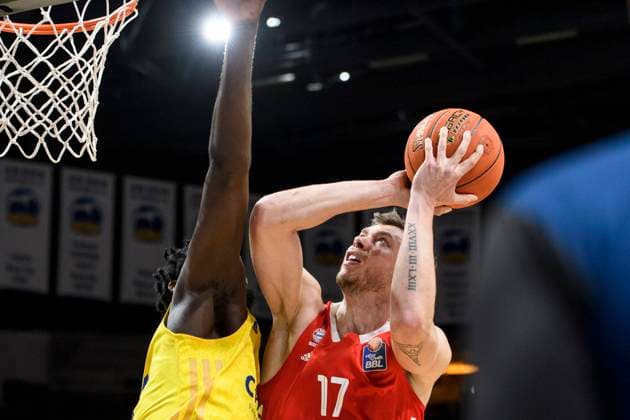 v l Jaleen Smith Alba Berlin, 03 , Jan Wimberg FC Bayern Muenchen, 17 , tough duel at the basket, GER, Alba Berlin vs FC Bayern Muenchen, BBL, Basketball Bundesliga Maenner, Mercedes Benz Arena, week 22, season 2022 2023, 04 03 23, 2023, GER, Alba Berlin vs FC Bayern Muenchen, BBL, Basketball Bundesliga Maenner, week 22, season 2022 2023, 04 03 23, Berlin Copyright: xEibner-Pressefoto UwexKochx EP_UKH