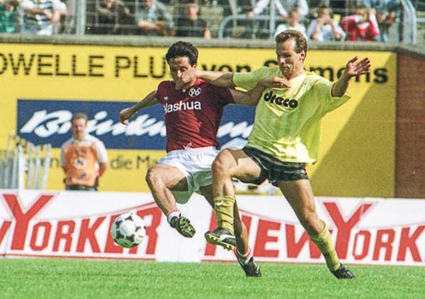 RECORD DATE NOT STATED Aus 2. BL. Saison 1989 90 Hannover 96 - Alemannia Aachen 2:0 am 05.08.1989. Im Foto: Han98 Spieler ist Nabil Maaloul gegen Bernhard Trares *** From 2 BL season 1989 90 Hannover 96 Alemannia Aachen 2 0 on 05 08 1989 In photo Han98 player is Nabil Maaloul against Bernhard Trares