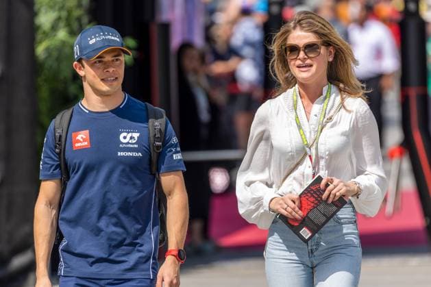 Formula 1 GP Bahrain Sunday 05 03 2023 Nyck de Vries NED with girlfriend Eva Bruggenwirth, Scuderia Alpha Tauri Formula 1 GP Bahrain Sunday 05 03 2023 Copyright: xBEAUTIFULxSPORTS Erlhofx