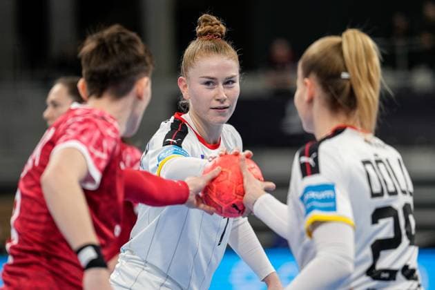 Sport Themen der Woche KW09 Sport Bilder des Tages v.li.: Magda Balsam (Polen, 9), Meike Schmelzer (Deutschland, 7), Antje Döll (Deutschland, 29), Aktion, Action, Spielszene, 05.03.2023, Heidelberg (Deutschland), Handball, Frauen, Drei-Länder-Turnier, Deutschland - Polen *** v li Magda Balsam Poland, 9 , Meike Schmelzer Germany, 7 , Antje Döll Germany, 29 , Action, Game scene, 05 03 2023, Heidelberg Germany , Handball, Women, Three Countries Tournament, Germany Poland xozx