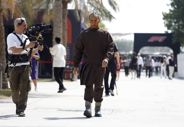 Formula 1, Bahrain GP in Sachir - Lewis Hamilton wears robe with skirt