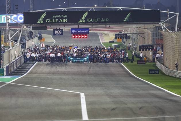 Starting grid with the Aston Martin safety car during the Formula 1 Gulf Air Bahrain Grand Prix 2023, 1st round of the 2023 FIA Formula One World Championship, WM, Weltmeisterschaft from March 2 to 5, 2023 on the Bahrain International Circuit, in Sakhir, Bahrain - F1 - BAHRAIN GRAND PRIX 2023 - RACE DPPI Panoramic  G0OD1879