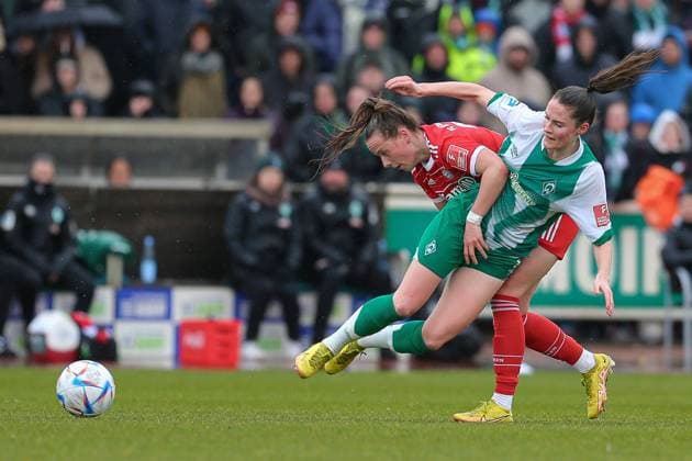Sport Themen der Woche KW09 v.li.: Franziska Kett (FC Bayern München, 20) und Reena Wichmann (SV Werder Bremen, 6) im Zweikampf, Duell, Dynamik, Aktion, Action, Spielszene, DIE DFB-RICHTLINIEN UNTERSAGEN JEGLICHE NUTZUNG VON FOTOS ALS SEQUENZBILDER UND ODER VIDEOÄHNLICHE FOTOSTRECKEN. DFB REGULATIONS PROHIBIT ANY USE OF PHOTOGRAPHS AS IMAGE SEQUENCES AND OR QUASI-VIDEO., 05.03.2023, Bremen (Deutschland), Fussball, Flyeralarm Frauen-Bundesliga, SV Werder Bremen - FC Bayern München *** f l Franziska Kett FC Bayern München, 20 and Reena Wichmann SV Werder Bremen, 6 in duel, duel, dynamic, action, game scene, THE DFB DIRECTIVES PROHIBIT ANY USE OF PHOTOGRAPHS AS IMAGE SEQUENCES AND OR QUASI VIDEO , 05 03 2023, Bremen Germany , Football, Flyeralarm Womens Bundesliga, SV Werder Bremen FC Bayern Munich xobx