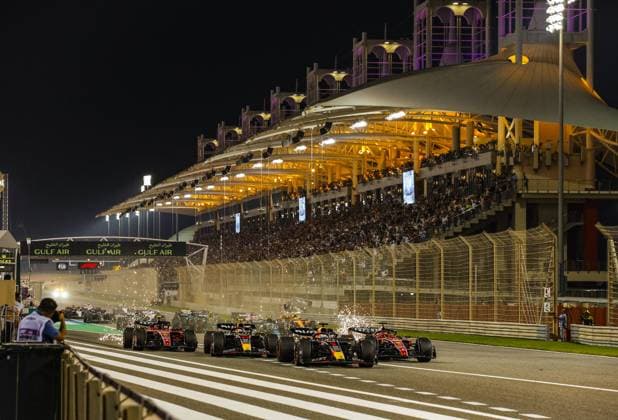 01 VERSTAPPEN Max (nld), Red Bull Racing RB19, action, start with 11 PEREZ Sergio (mex), Red Bull Racing RB19 and 16 LECLERC Charles (mco), Scuderia Ferrari SF-23 during the Formula 1 Gulf Air Bahrain Grand Prix 2023, 1st round of the 2023 FIA Formula One World Championship, WM, Weltmeisterschaft from March 2 to 5, 2023 on the Bahrain International Circuit, in Sakhir, Bahrain - F1 - BAHRAIN GRAND PRIX 2023 - RACE DPPI Panoramic _R3_1004