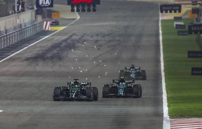 63 RUSSELL George (gbr), Mercedes AMG F1 Team W14, action with 14 ALONSO Fernando (spa), Aston Martin F1 Team AMR23 during the Formula 1 Gulf Air Bahrain Grand Prix 2023, 1st round of the 2023 FIA Formula One World Championship, WM, Weltmeisterschaft from March 2 to 5, 2023 on the Bahrain International Circuit, in Sakhir, Bahrain - F1 - BAHRAIN GRAND PRIX 2023 - RACE DPPI Panoramic  G0OD2835