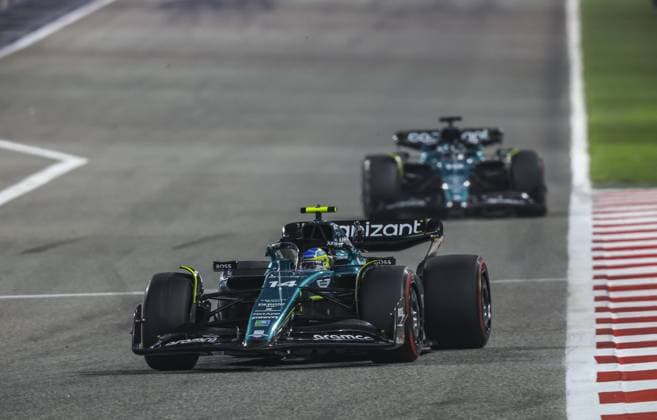14 ALONSO Fernando (spa), Aston Martin F1 Team AMR23, action during the Formula 1 Gulf Air Bahrain Grand Prix 2023, 1st round of the 2023 FIA Formula One World Championship, WM, Weltmeisterschaft from March 2 to 5, 2023 on the Bahrain International Circuit, in Sakhir, Bahrain - F1 - BAHRAIN GRAND PRIX 2023 - RACE DPPI Panoramic  G0OD2934