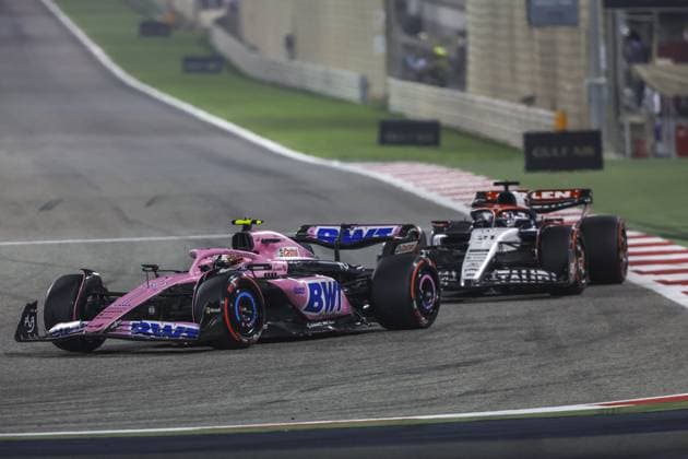 10 GASLY Pierre (fra), Alpine F1 Team A523, action with 21 DE VRIES Nyck (ned), Scuderia AlphaTauri AT04 during the Formula 1 Gulf Air Bahrain Grand Prix 2023, 1st round of the 2023 FIA Formula One World Championship, WM, Weltmeisterschaft from March 2 to 5, 2023 on the Bahrain International Circuit, in Sakhir, Bahrain - F1 - BAHRAIN GRAND PRIX 2023 - RACE DPPI Panoramic  G0OD2208