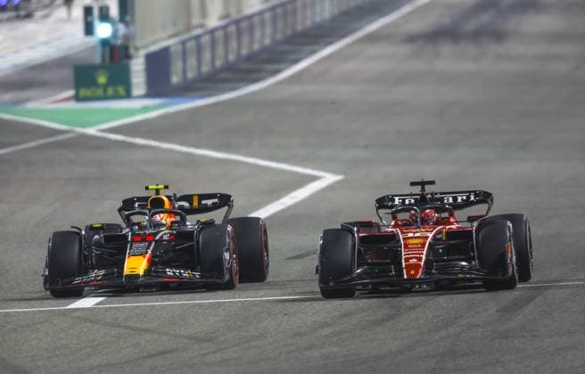 16 LECLERC Charles (mco), Scuderia Ferrari SF-23, action with 11 PEREZ Sergio (mex), Red Bull Racing RB19 during the Formula 1 Gulf Air Bahrain Grand Prix 2023, 1st round of the 2023 FIA Formula One World Championship, WM, Weltmeisterschaft from March 2 3 to 5, 2023 on the Bahrain International Circuit, in Sakhir, Bahrain - F1 - BAHRAIN GRAND PRIX 2023 - RACE DPPI Panoramic  G0OD4097