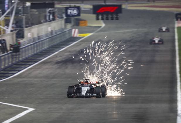 21 DE VRIES Nyck (ned), Scuderia AlphaTauri AT04, action, sparks during the Formula 1 Gulf Air Bahrain Grand Prix 2023, 1st round of the 2023 FIA Formula One World Championship, WM, Weltmeisterschaft from March 2 to 5, 2023 on the Bahrain International Circuit, in Sakhir, Bahrain - F1 - BAHRAIN GRAND PRIX 2023 - RACE DPPI Panoramic  G0OD4035