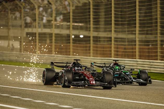77 BOTTAS Valtteri (fin), Alfa Romeo F1 Team Stake C43, action, sparks with 63 RUSSELL George (gbr), Mercedes AMG F1 Team W14 during the Formula 1 Gulf Air Bahrain Grand Prix 2023, 1st round of the 2023 FIA Formula One World Championship, WM, Weltmeisterschaft from March 2 to 5, 2023 on the Bahrain International Circuit, in Sakhir, Bahrain - F1 - BAHRAIN GRAND PRIX 2023 - RACE DPPI Panoramic _R3_1434
