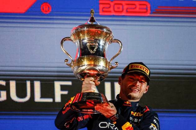 Sport Themen der Woche KW09 Sport Bilder des Tages VERSTAPPEN Max (ned), Red Bull Racing RB19, portrait celebrates his victory with the trophy at the podium during the Formula 1 Gulf Air Bahrain Grand Prix 2023, 1st round of the 2023 FIA Formula One World Championship, WM, Weltmeisterschaft from March 2 to 5, 2023 on the Bahrain International Circuit, in Sakhir, Bahrain - F1 - BAHRAIN GRAND PRIX 2023 - RACE DPPI Panoramic  00123003__R3_2063