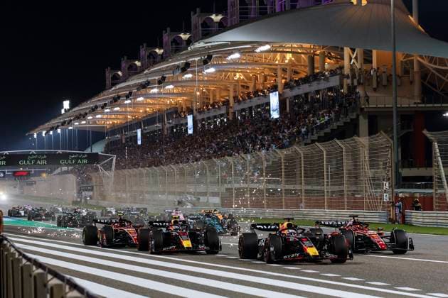 start of the race, depart, 01 VERSTAPPEN Max (nld), Red Bull Racing RB19, action 11 PEREZ Sergio (mex), Red Bull Racing RB19, action 16 LECLERC Charles (mco), Scuderia Ferrari SF-23, action 55 SAINZ Carlos (spa), Scuderia Ferrari SF-23, action during the Formula 1 Gulf Air Bahrain Grand Prix 2023, 1st round of the 2023 FIA Formula One World Championship, WM, Weltmeisterschaft from March 2 to 5, 2023 on the Bahrain International Circuit, in Sakhir, Bahrain - F1 - BAHRAIN GRAND PRIX 2023 - RACE DPPI Panoramic 00123003__R3_1010A
