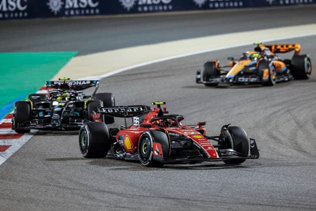 55 SAINZ Carlos (spa), Scuderia Ferrari SF-23, action 44 HAMILTON Lewis (gbr), Mercedes AMG F1 Team W14, action during the Formula 1 Gulf Air Bahrain Grand Prix 2023, 1st round of the 2023 FIA Formula One World Championship, WM, Weltmeisterschaft from March 2 to 5, 2023 on the Bahrain International Circuit, in Sakhir, Bahrain - F1 - BAHRAIN GRAND PRIX 2023 - RACE DPPI Panoramic 00123003__R3_1790