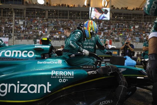 14 ALONSO Fernando (spa), Aston Martin F1 Team AMR23, starting grid during the Formula 1 Gulf Air Bahrain Grand Prix 2023, 1st round of the 2023 FIA Formula One World Championship, WM, Weltmeisterschaft from March 3 to 5, 2023 on the Bahrain International Circuit, in Sakhir, Bahrain - F1 - BAHRAIN GRAND PRIX 2023 - RACE DPPI Panoramic  20230305_F12023GP01BRN_JK235538