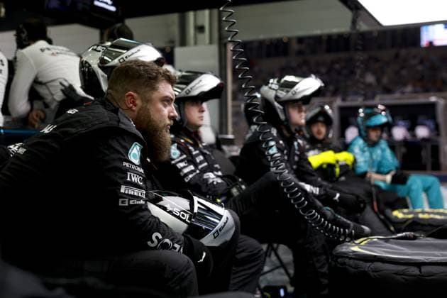 Mercedes AMG F1 Team mechanics during the Formula 1 Gulf Air Bahrain Grand Prix 2023, 1st round of the 2023 FIA Formula One World Championship, WM, Weltmeisterschaft from March 3 to 5, 2023 on the Bahrain International Circuit, in Sakhir, Bahrain - F1 - BAHRAIN GRAND PRIX 2023 - RACE DPPI Panoramic  20230305_F12023GP01BRN_JK237134