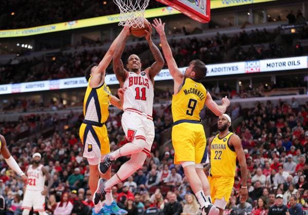 Bilder des Jahres 2023, Sport 03 März Sport Themen der Woche KW09 Sport Bilder des Tages CHICAGO, IL - MARCH 05: Chicago Bulls Forward DeMar DeRozan (11) drives to the basket while being fouled by Indiana Pacers Forward Chris Duarte (3) during a NBA, Basketball Herren, USA game between the Indiana Pacers and the Chicago Bulls on March 5, 2023 at the United Center in Chicago, IL. (Photo by Melissa Tamez Icon Sportswire) NBA: MAR 05 Pacers at Bulls Icon23030544
