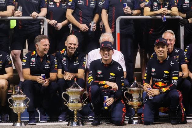 March 5, 2023, Sakhir, Bahrain: Max Verstappen, Sergio Perez, Christian Horner and members of Oracle Red Bull Racing team pose for a family photo after F1 Bahrain Grand Prix of 2023 Formula One World Championship, WM, Weltmeisterschaft at Bahrain International Circuit on March 5, 2023 in Sakhir, Bahrain. Sakhir Bahrain - ZUMAz156 0238544418st Copyright: xBeataxZawrzelx