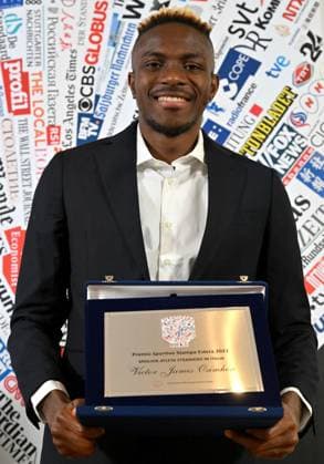 March 6, 2023, ROME, ITALIA: Napoli s Nigerian forward Victor Osimhen poses after receiving the Best Foreign Athlete of the Year award by Italian foreign press association in Rome, Italy, 06 March 2023. ANSA ETTORE FERRARI. Victor Osimhen is awarded Best Foreign Athlete of the Year  - ZUMAa110 20230306_zaf_a110_010 Copyright: xEttorexFerrarix