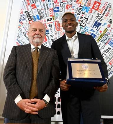 March 6, 2023, ROME, ITALIA: Napoli s Nigerian forward Victor Osimhen, next to Napoli s president Aurelio De Laurentiis (L), poses after receiving the Best Foreign Athlete of the Year award by Italian foreign press association in Rome, Italy, 06 March 2023. ANSA ETTORE FERRARI. Victor Osimhen is awarded Best Foreign Athlete of the Year  - ZUMAa110 20230306_zaf_a110_011 Copyright: xEttorexFerrarix