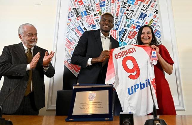 Sport Bilder des Tages March 6, 2023, ROME, ITALIA: Napoli s Nigerian forward Victor Osimhen (C) receives the Best Foreign Athlete of the Year award from Turkish journalist and President of the Italian foreign press association Esma Cakir in Rome, Italy, 06 March 2023. ANSA ETTORE FERRARI. Victor Osimhen is awarded Best Foreign Athlete of the Year  - ZUMAa110 20230306_zaf_a110_012 Copyright: xEttorexFerrarix