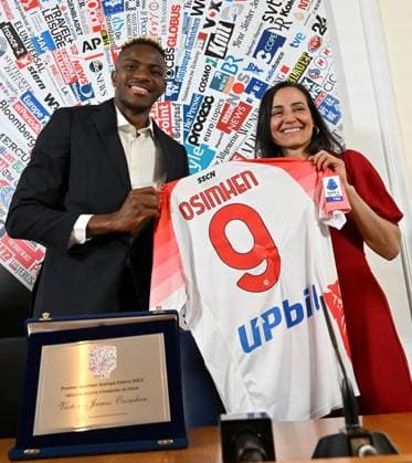 March 6, 2023, ROME, ITALIA: Napoli s Nigerian forward Victor Osimhen (L) receives the Best Foreign Athlete of the Year award from Turkish journalist and President of the Italian foreign press association Esma Cakir in Rome, Italy, 06 March 2023. ANSA ETTORE FERRARI. Victor Osimhen is awarded Best Foreign Athlete of the Year  - ZUMAa110 20230306_zaf_a110_013 Copyright: xEttorexFerrarix