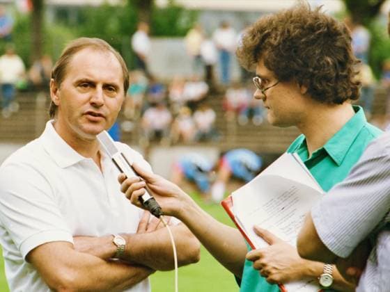 RECORD DATE NOT STATED Aus Testspiel Eintracht Braunschweig gegen HSV Hamburg am 22.07.1989 im Eintracht Stadion. Im Foto: HSV Trainer Willi Reimann wird von Sportreporter Uli Ulrich Potofski Interviewt *** From test match Eintracht Braunschweig against HSV Hamburg on 22 07 1989 at Eintracht stadium In photo HSV coach Willi Reimann is interviewed by sports reporter Uli Ulrich Potofski