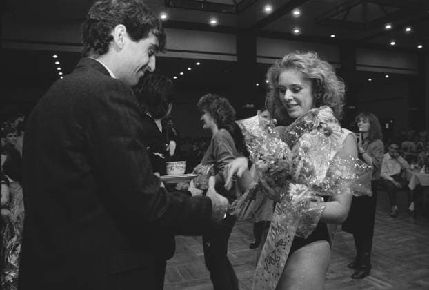 Dresden, historisch, Sportler Aktive: Sportlerball 1987, Auftritt der Miss Sächsische Schweiz (Katrin Ulbrich aus Dresden, damals 22, Ingenieurökonomin) als Gratulantin für die Sieger und Platzierten der Wahl Sportler des Jahres - hier Ralf Minge von Dynamo Dresden, Mannschaft des Jahres. 06.12.1987. *** Dresden, Sports, historical, Athletes active Athletes ball 1987, Appearance the Miss Saxon Switzerland Katrin Ulbrich out Dresden, it was then 22, engineering economist as Gratulantin for The Winner and placed the Choice Athletes the Year here Ralf Minge from Dynamo Dresden, Team the Year 06 12 1987 Copyright: xSZ MarionxGröningx