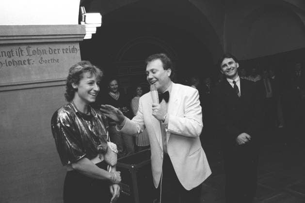 Dresden, historisch, Sportler Aktive: Sportlerball 1988, Christa Luding Rothenburger (Eisschnelllauf und Bahnrad, SC Einheit Dresden jetzt Dresdner SC), beim Interview mit Reporter Gert Zimmermann (rechts Reinhard Häfner, Dynamo Dresden). 26.11.1988. *** Dresden, Sports, historical, Athletes active Athletes ball 1988, Christa Luding Rothenburger Speed skating and track bike, SC Unit Dresden now Dresdner SC , the Interview with Reporter Gert Zimmermann right Reinhard Häfner, Dynamo Dresden 26 11 1988 Copyright: xSZ MarionxGröningx